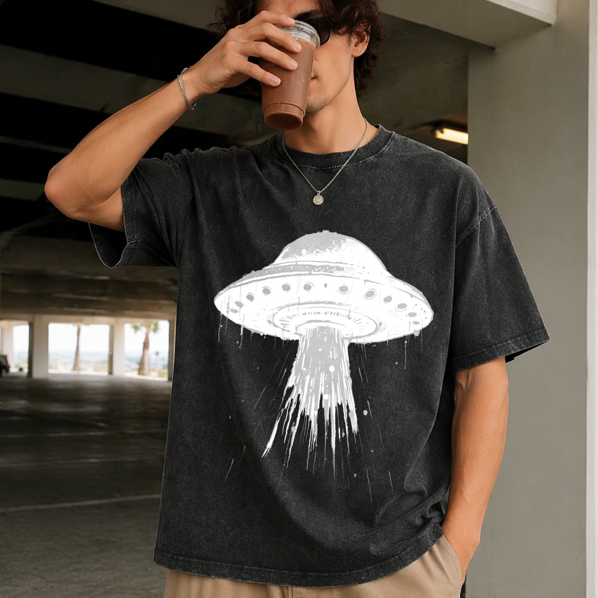 Retro UFO 90s Sci-fi Alien Vintage Washed T-Shirt in Black